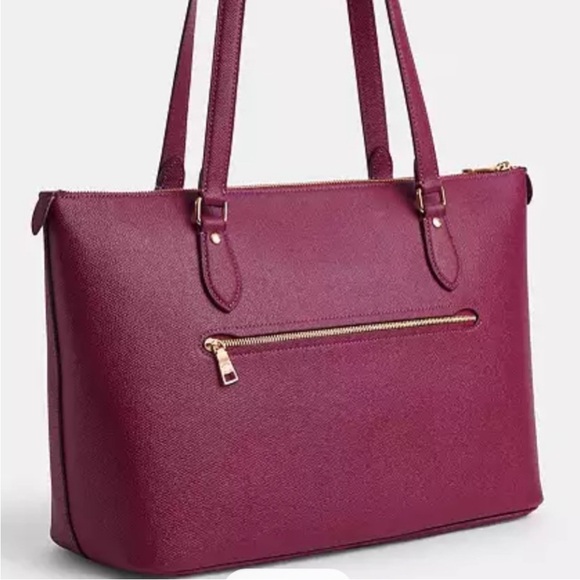 Coach Gallery Tote Bag
Shoulder Bag - Picture 4 of 16